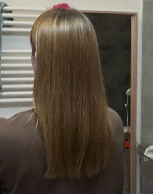 Coupe droite sur cheveux longs châtain clair, brushing lisse
