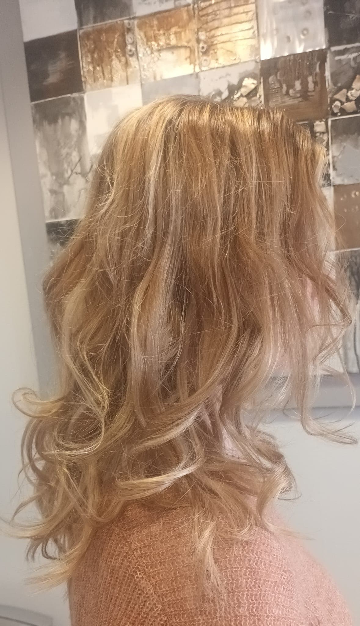 Blond doré ondulé, boucles souples travaillées sur les longueurs