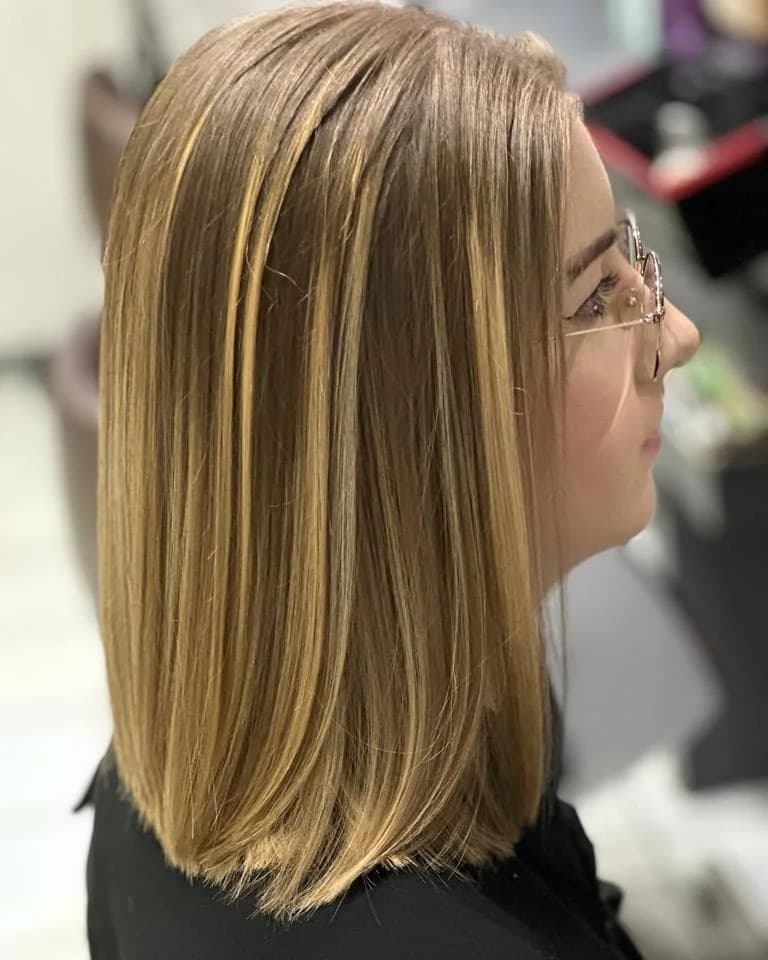 Carré long blond miel, brushing lisse et raie sur le côté