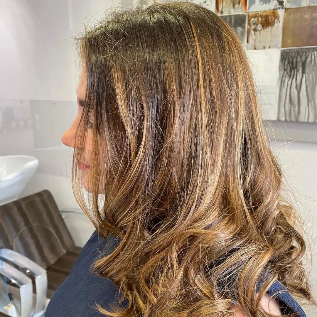 Balayage miel sur cheveux mi-longs ondulés