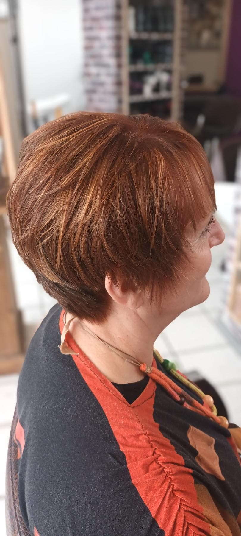 Coupe courte dégradée et coloration rousse cuivrée
