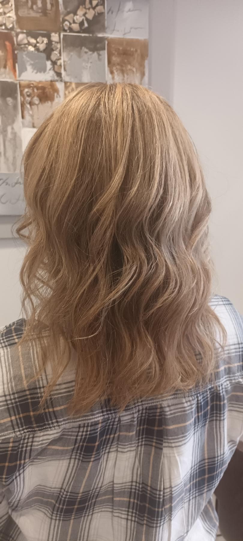 Blond beige ondulé sur coupe mi-longue