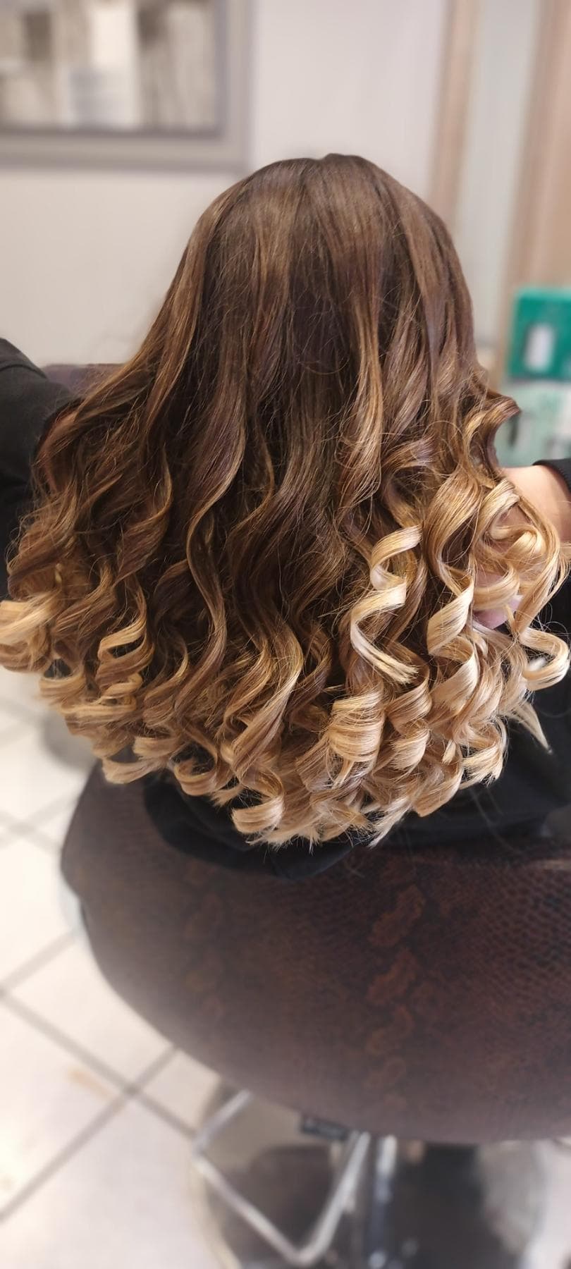 Ombré blond sur base brune, boucles serrées formées au fer