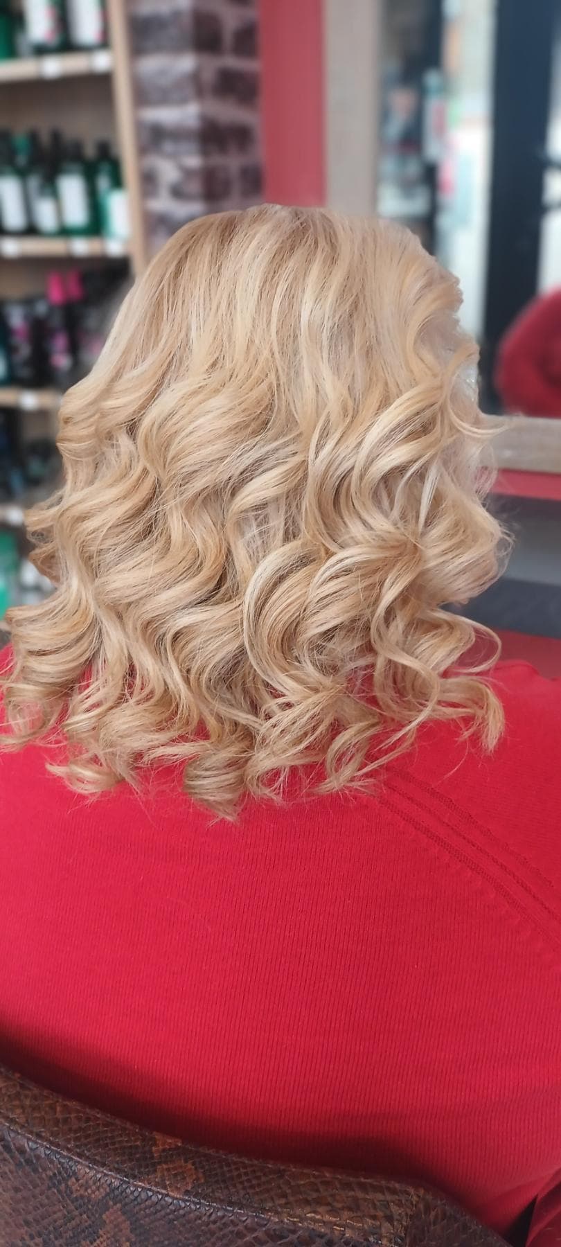 Boucles formées au fer sur blond clair mi-long