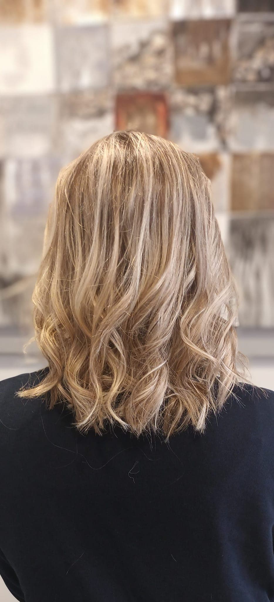 Balayage blond ondulé sur coupe mi-longue