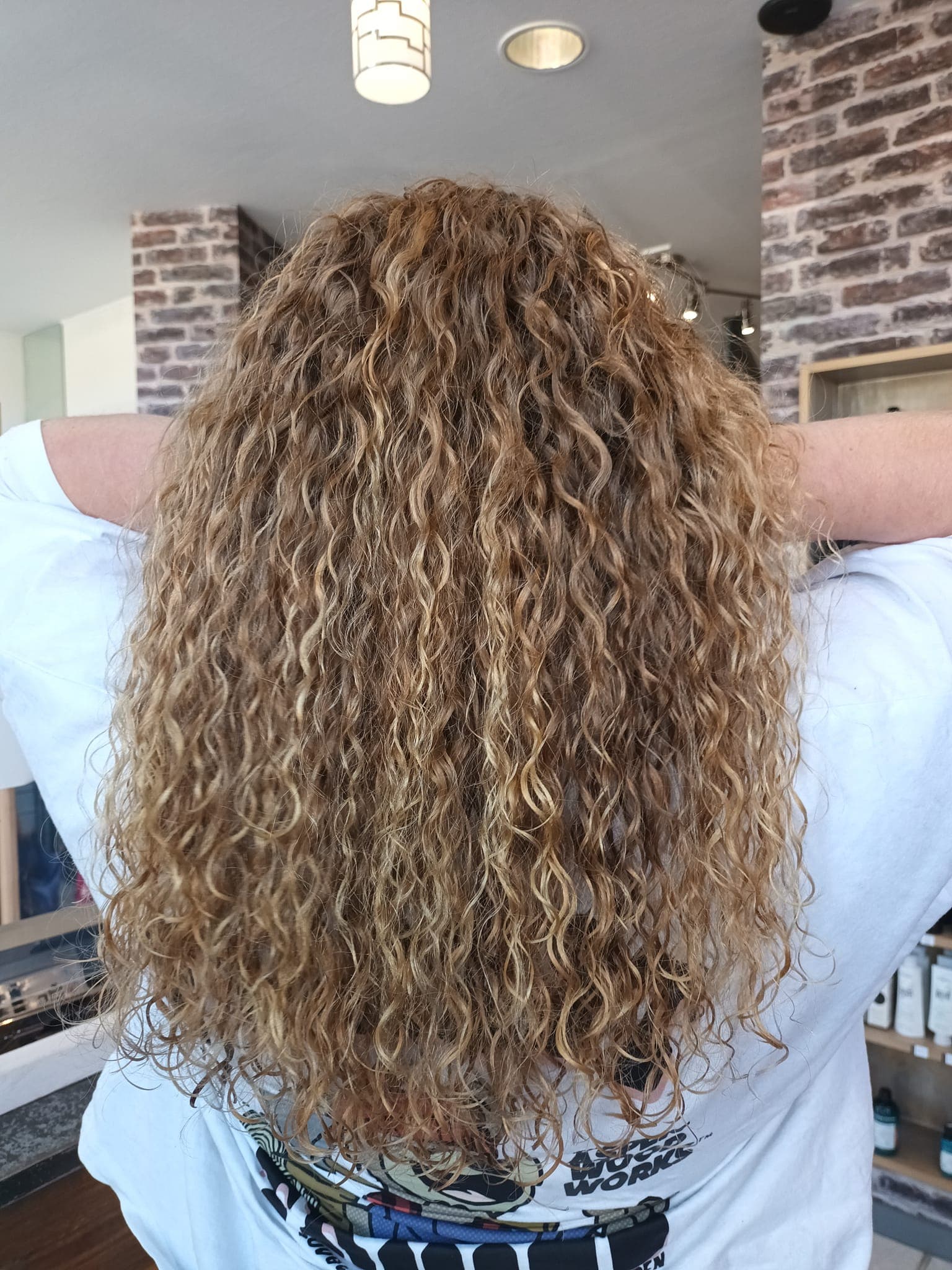 Permanente sur cheveux longs blonds, boucles serrées