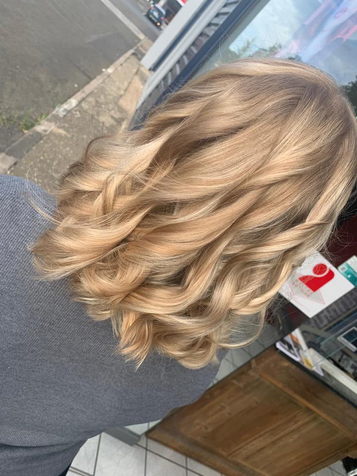 Carré blond ondulé vu de dessus