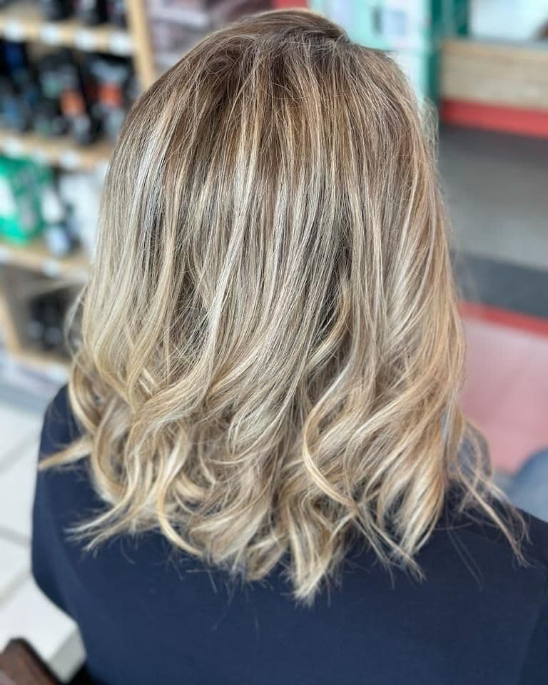 Balayage blond sur carré long ondulé