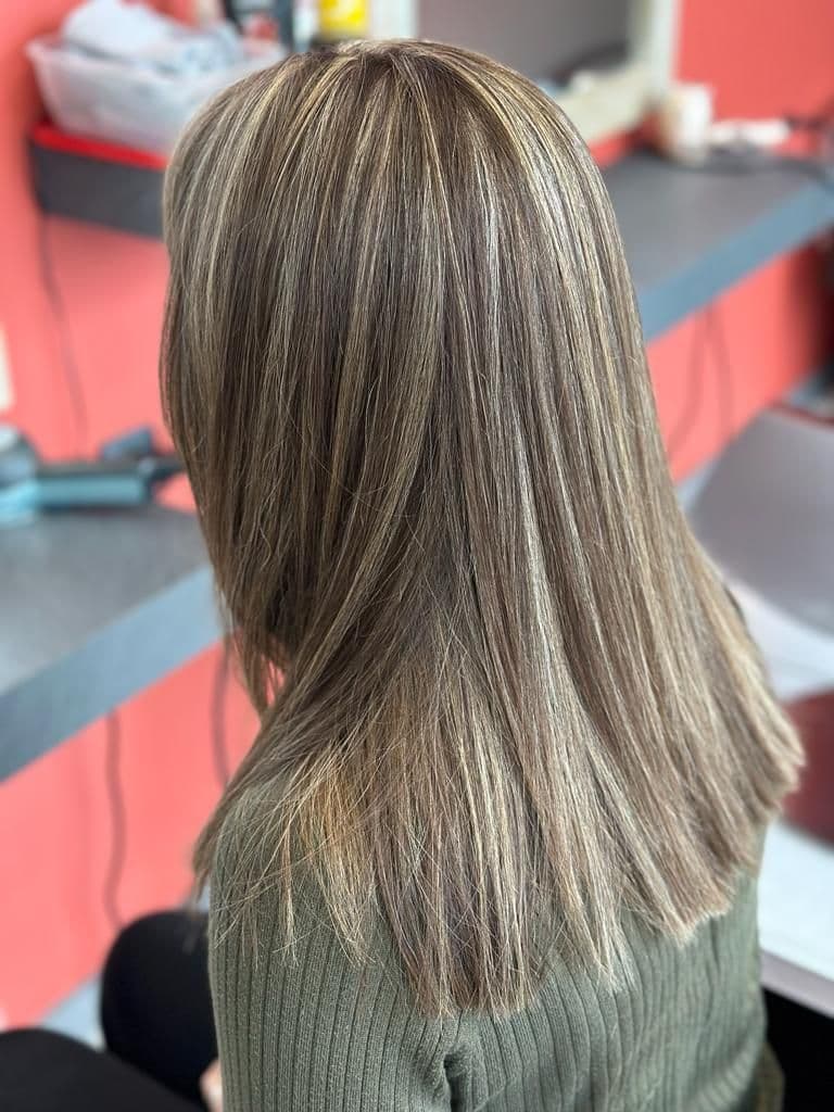 Mèches blond cendré sur cheveux longs lisses