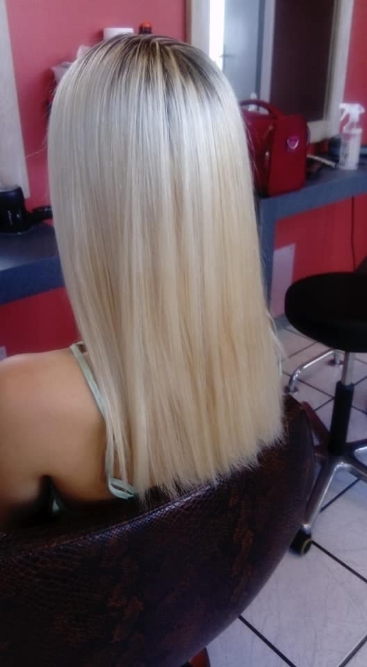Blond platine sur cheveux longs, brushing lisse